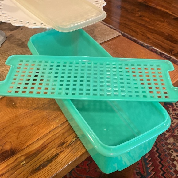 Tupperware Classic green bread keeper with removable grate. - Picture 4 of 7
